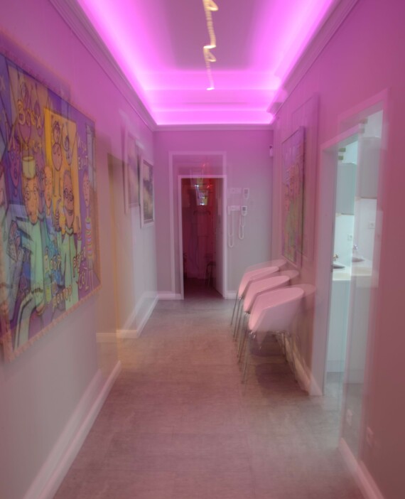 Comfy and Cool waiting area at dentistry zanh Berlin Wedding